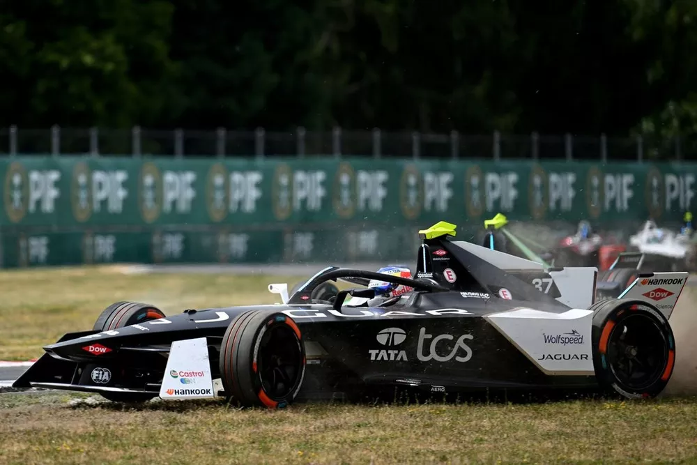 Nick Cassidy, Jaguar TCS Racing, Jaguar I-TYPE 6, touches the grass
