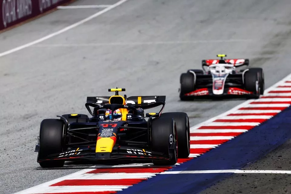 Sergio Pérez, Red Bull Racing RB20, Nico Hulkenberg, Haas VF-24