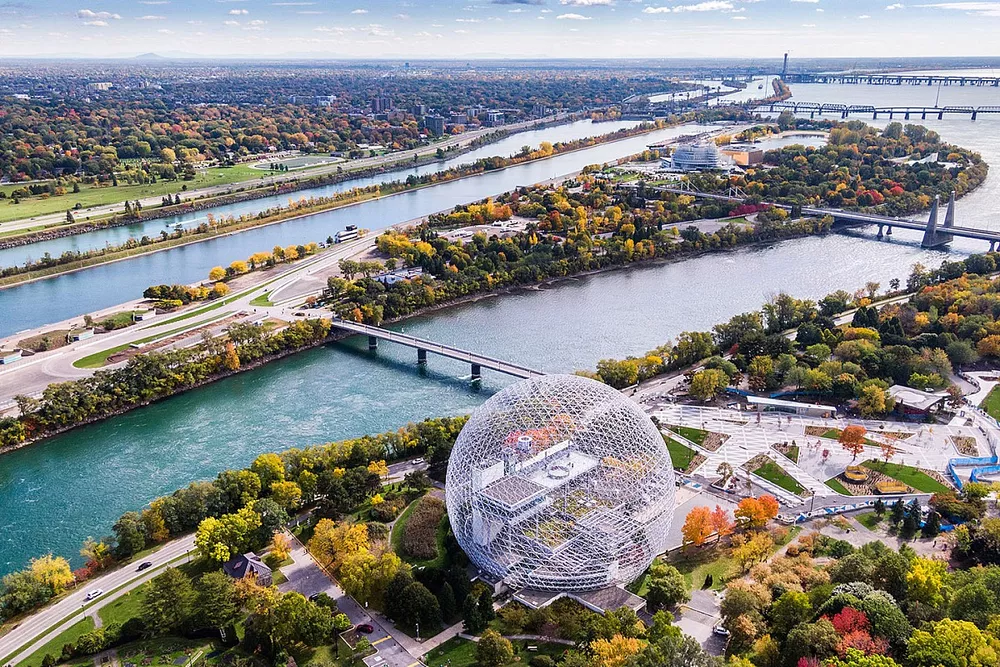 Notre Dame Adası ve Montreal'in ikonik bioküresi havadan görünüm