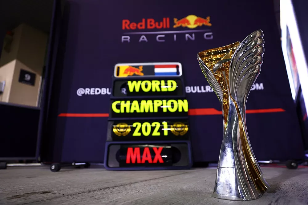 El trofeo de los ganadores de la carrera aparece delante de un pitboard del campe&oacute;n del mundo de pilotos de F1 de 2021, Max Verstappen, de Red Bull Racing 