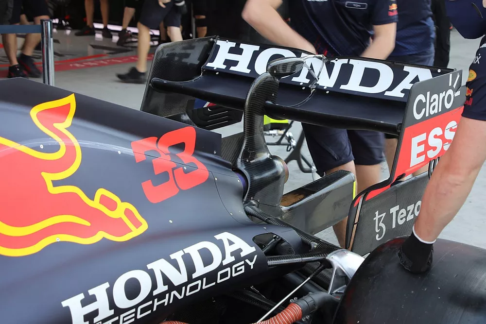 Detalle del aler&oacute;n trasero del Red Bull Racing RB16B