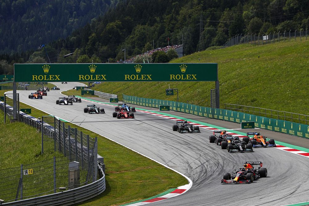 Max Verstappen, Red Bull Racing RB16B, Lewis Hamilton, Mercedes W12, Sergio Pérez, Red Bull Racing RB16B, Lando Norris, McLaren MCL35M, Valtteri Bottas, Mercedes W12, y el resto del pelotón en la primera vuelta