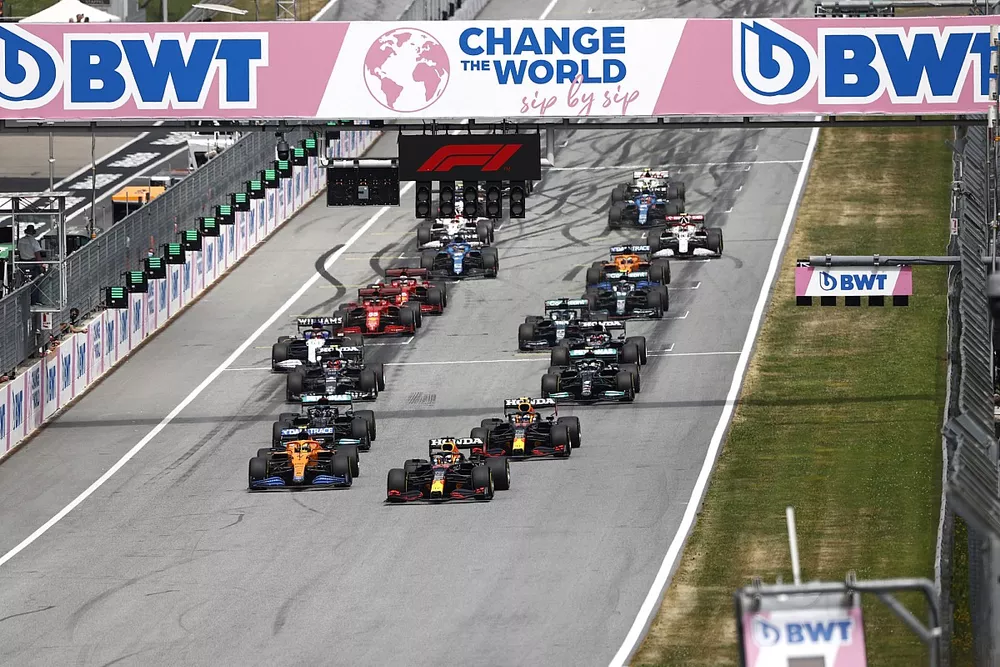 Max Verstappen, Red Bull Racing RB16B, Lando Norris, McLaren MCL35M, Sergio Perez, Red Bull Racing RB16B, Lewis Hamilton, Mercedes W12, Valtteri Bottas, Mercedes W12, Pierre Gasly, AlphaTauri AT02, and the rest of the field at the start
