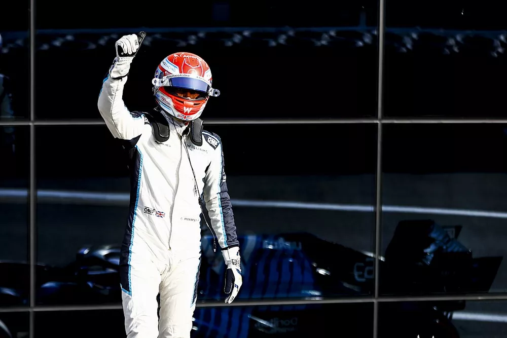 George Russell, Williams, saluta i fan dal Parc Ferme dopo le Qualifiche