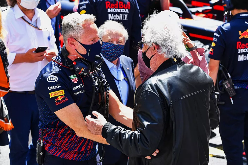 Jonathan Wheatley, director del equipo Red Bull Racing, y Flavio Briatore en la parrilla de salida