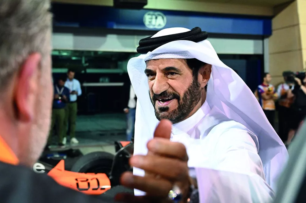 FIA Başkanı Mohammed ben Sulayem, McLaren İcra Kurulu Başkanı Zak Brown'u Parc Ferme'de tebrik etti