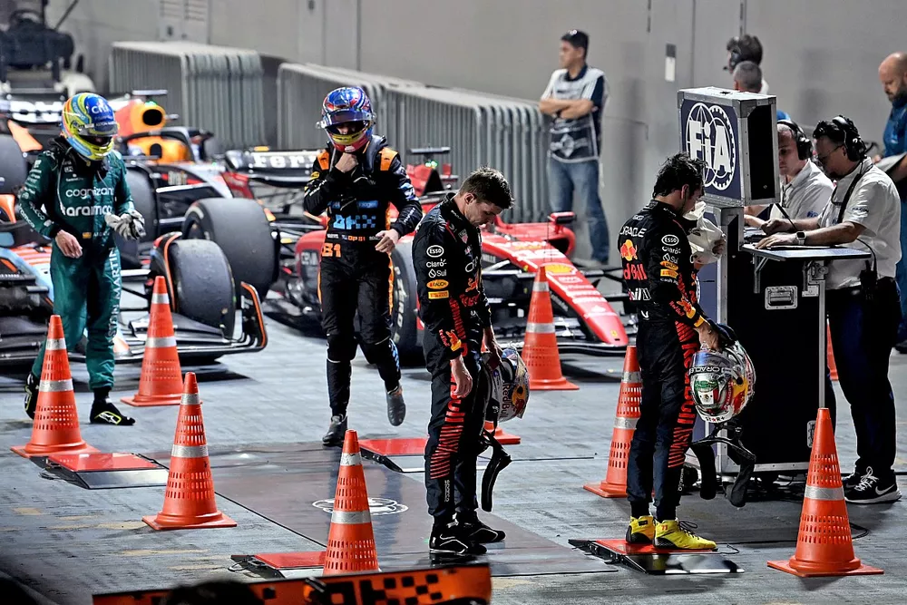 Sergio P&eacute;rez, Red Bull Racing, Max Verstappen, Red Bull Racing, Oscar Piastri, McLaren, se pesan tras la carrera en Parc Ferme.