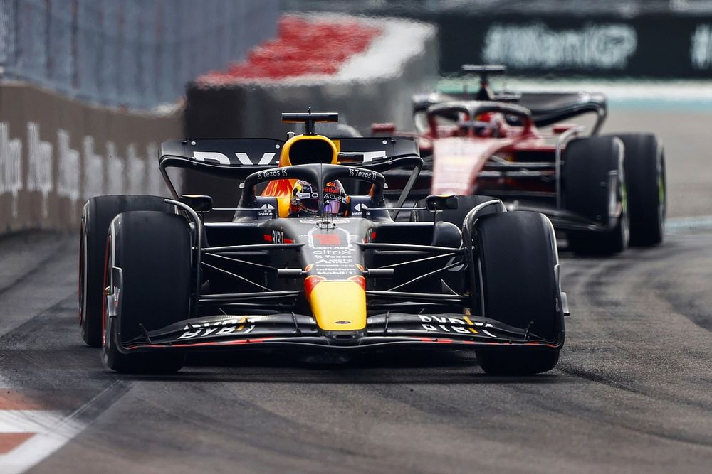 Max Verstappen, Red Bull Racing RB18, Charles Leclerc, Ferrari F1-75