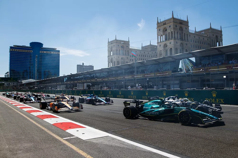 Sebastian Vettel, Aston Martin AMR22, Yuki Tsunoda, AlphaTauri AT03, Lando Norris, McLaren MCL36, Fernando Alonso, Alpine A522, the remainder of the field at the start