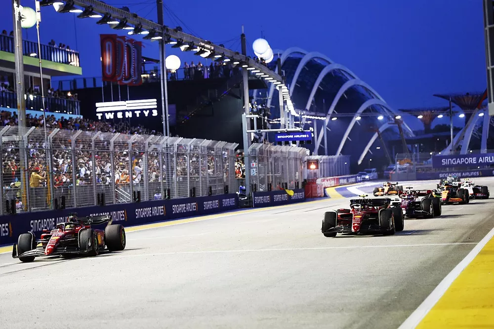 Charles Leclerc, Ferrari F1-75, Carlos Sainz, Ferrari F1-75, Valtteri Bottas, Alfa Romeo C42, Lando Norris, McLaren MCL36, others practice their race start procedures