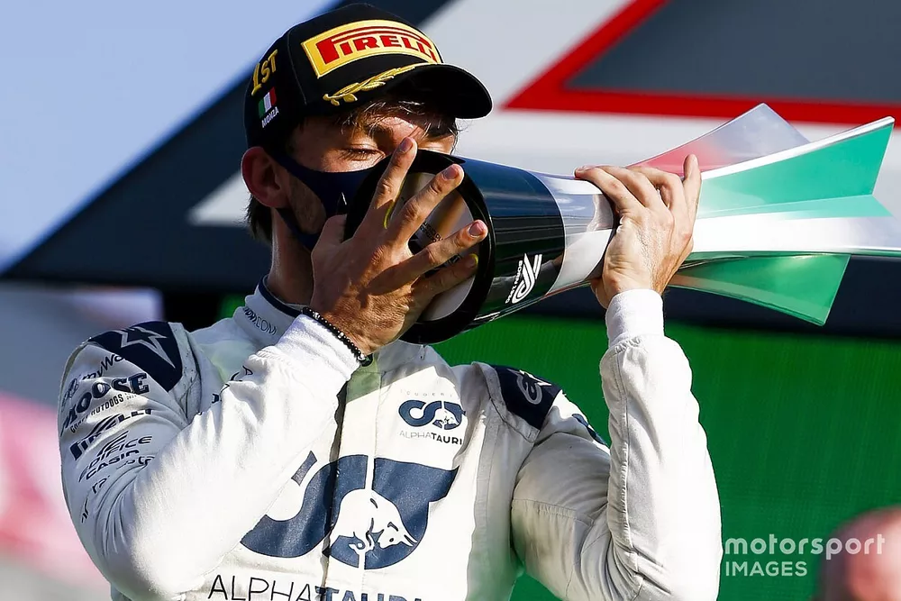 Pierre Gasly, AlphaTauri, 1st position, kisses his trophy