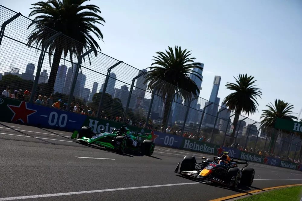 Sergio Perez, Red Bull Racing RB20, Valtteri Bottas, Kick Sauber C44 