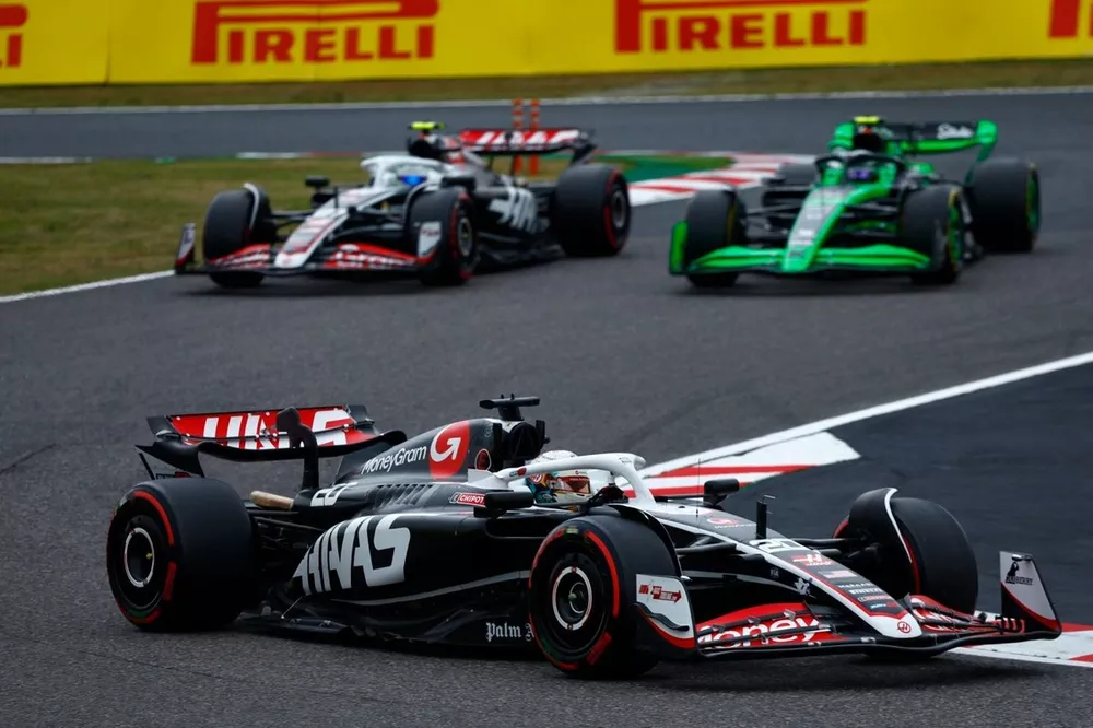 Kevin Magnussen, Haas VF-24, Nico Hulkenberg, Haas VF-24, Zhou Guanyu, Kick Sauber C44