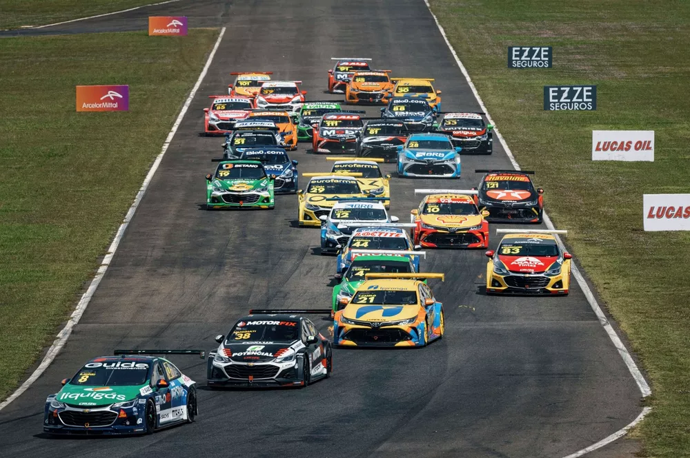 Largada da corrida sprint da Stock Car em Goi&acirc;nia