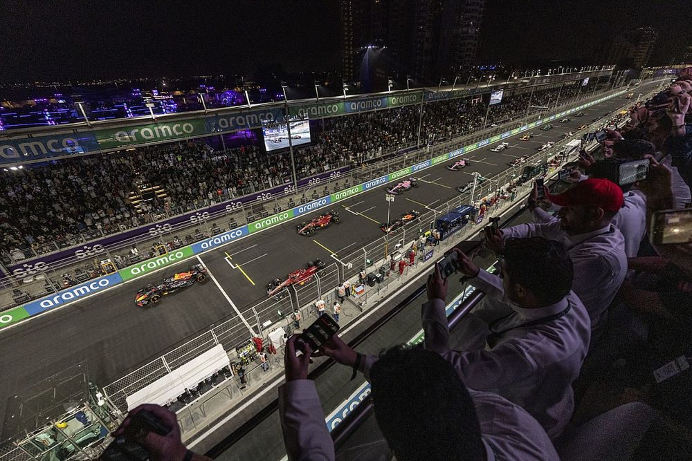 Sergio Perez, Red Bull Racing RB18, Charles Leclerc, Ferrari F1-75, lead the field away at the start