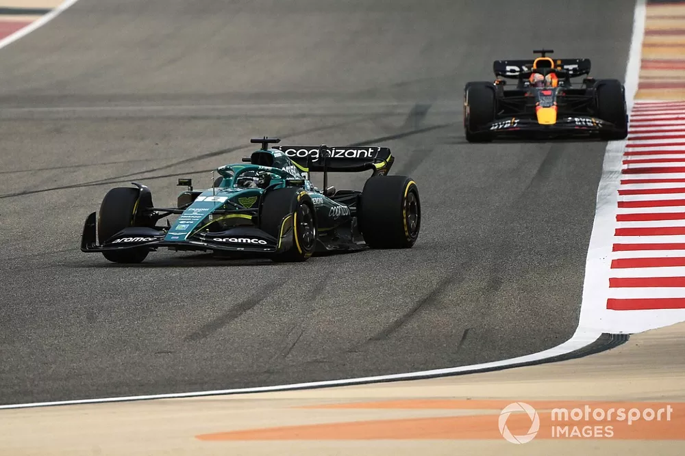 Lance Stroll, Aston Martin AMR22, Max Verstappen, Red Bull Racing RB18