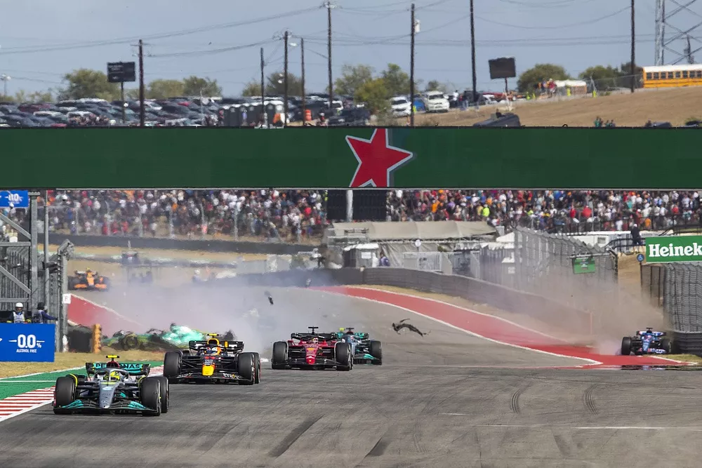 Fernando Alonso, Alpine A522, choca con Lance Stroll, Aston Martin AMR22