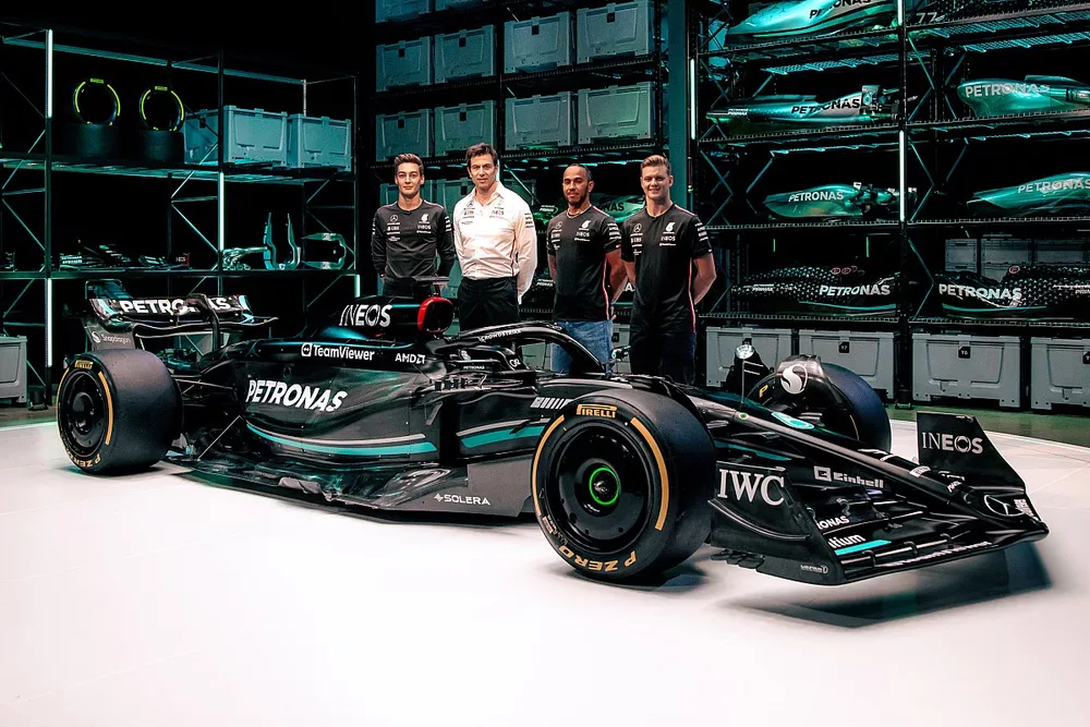 Lewis Hamilton, George Russell, Mick Schumacher, r&eacute;serviste Mercedes, Toto Wolff, directeur Mercedes F1 Team, avec la Mercedes W14