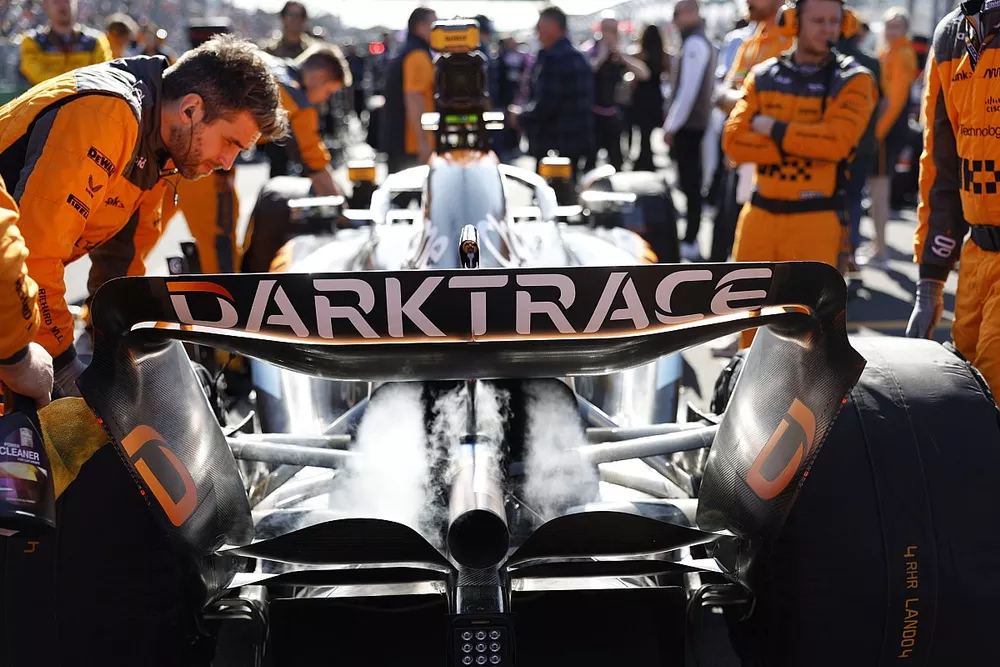 Mechanics on the grid with the car of Lando Norris, McLaren MCL60