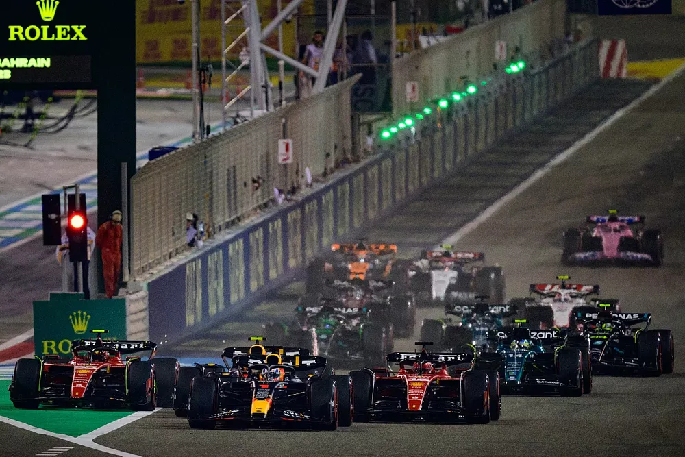 Acción de salida, Max Verstappen, Red Bull Racing RB19 lidera
