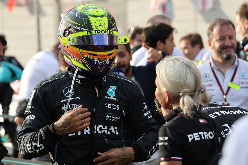 Lewis Hamilton, Mercedes AMG, on the grid with Angela Cullen, Physiotherapist, Mercedes AMG 