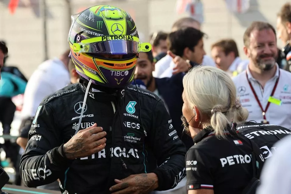Lewis Hamilton, Mercedes AMG, en la parrilla con Angela Cullen, fisioterapeuta de Mercedes AMG 