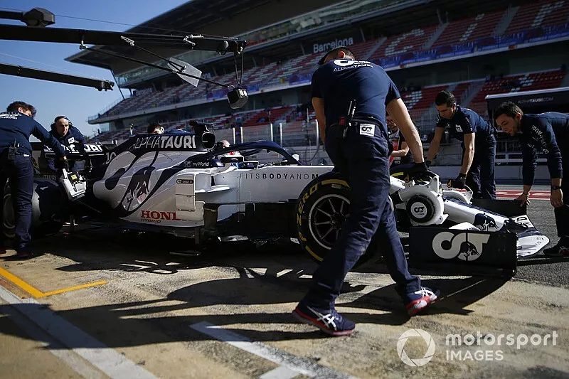 Pierre Gasly, AlphaTauri AT01 in the pitlane