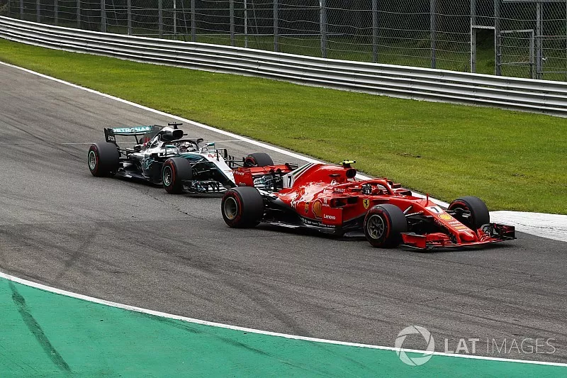 Kimi Raikkonen, Ferrari SF71H y Lewis Hamilton, Mercedes AMG F1 W09 