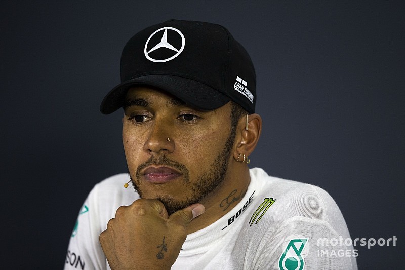Hamilton nem érzi öregnek magát, de nem is kezdené újra
