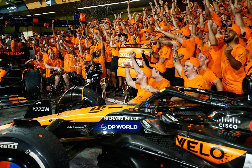 Lando Norris, McLaren F1 Team, 1st position, Oscar Piastri, McLaren F1 Team, the McLaren team celebrate securing the Constructors Championship title