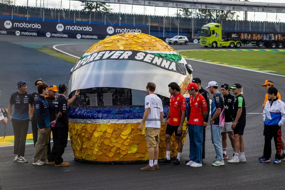 The drivers with a tribute to Ayrton Senna