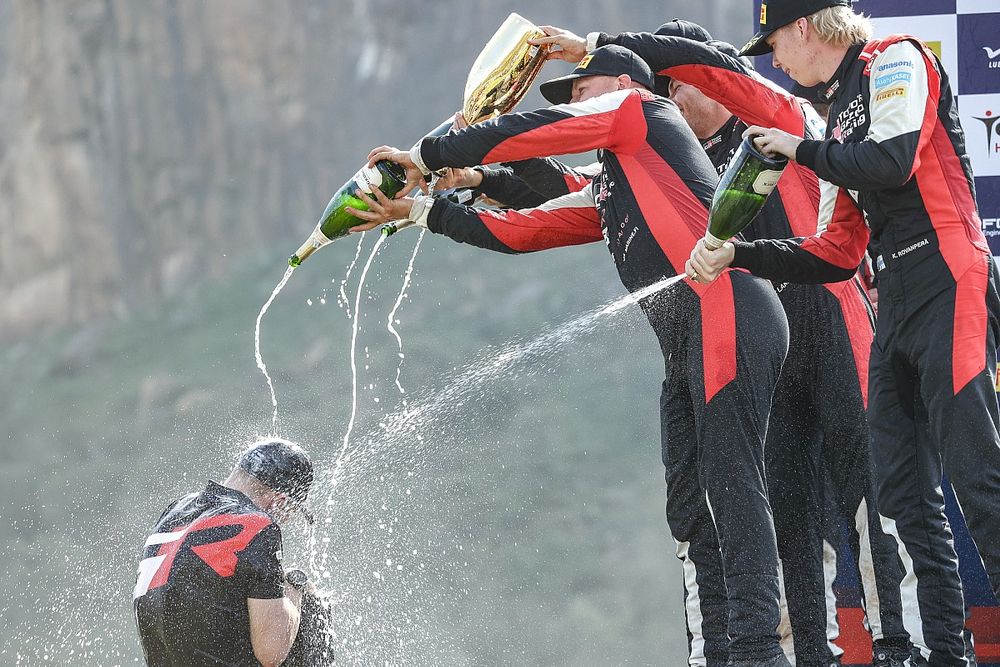 Jari-Matti Latvala, Director del equipo Toyota Gazoo Racing es rociado con Champ&aacute;n en el podio