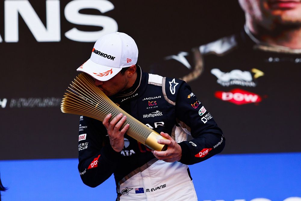 Mitch Evans, Jaguar Racing, 1ª posición, besa su trofeo en el podio