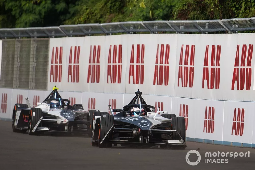 Mitch Evans, Jaguar TCS Racing, Jaguar I-TYPE 6, leads Sam Bird, Jaguar TCS Racing, Jaguar I-TYPE 6