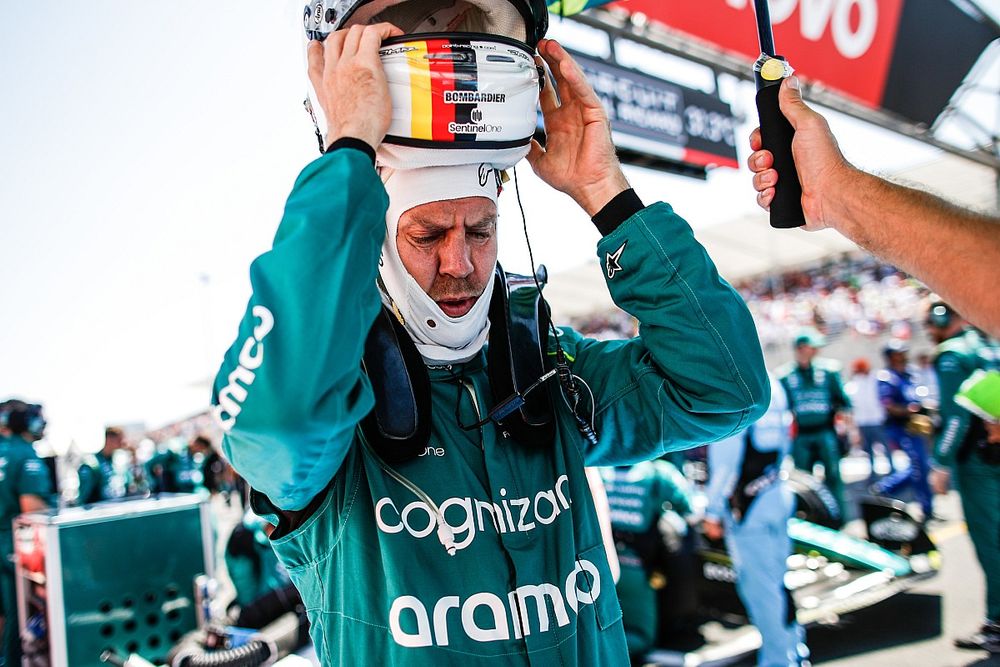 Sebastian Vettel, Aston Martin, llega a la parrilla