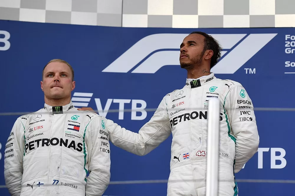 Podio: ganador de la carrera Lewis Hamilton, Mercedes AMG F1 y el segundo lugar Valtteri Bottas, Mercedes AMG F1 