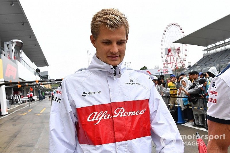 Marcus Ericsson, Sauber walks the track