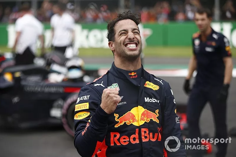 Le poleman Daniel Ricciardo, Red Bull Racing f&ecirc;te la pole position