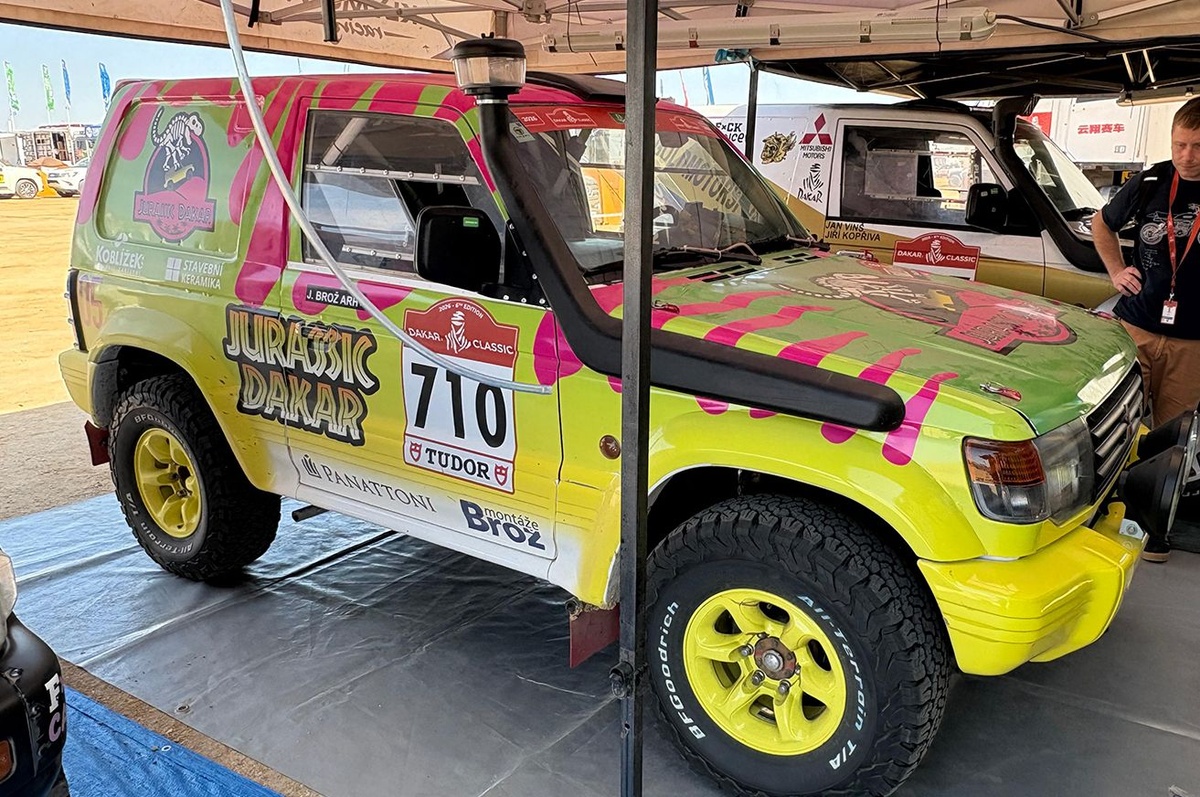 Jurassic Dakar: la (bella) storia di una Pajero che corre per chi lotta contro il cancro