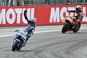 Alex M&aacute;rquez se lleva la victoria en la &uacute;ltima sprint de la temporada 2025 de MotoGP