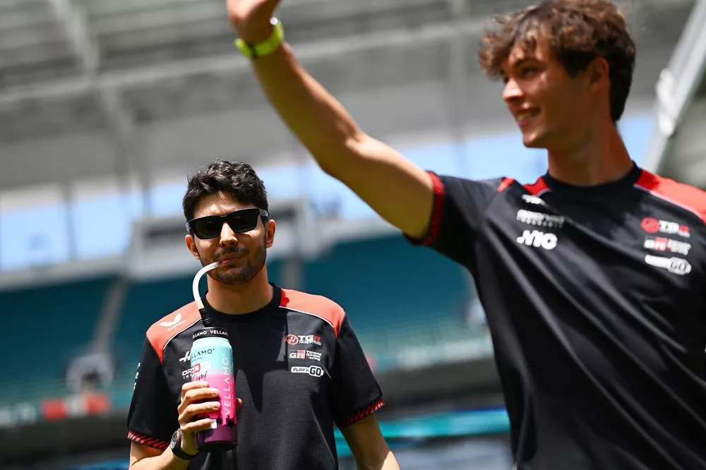 Esteban Ocon, Haas F1 Team, Oliver Bearman, Haas F1 Team