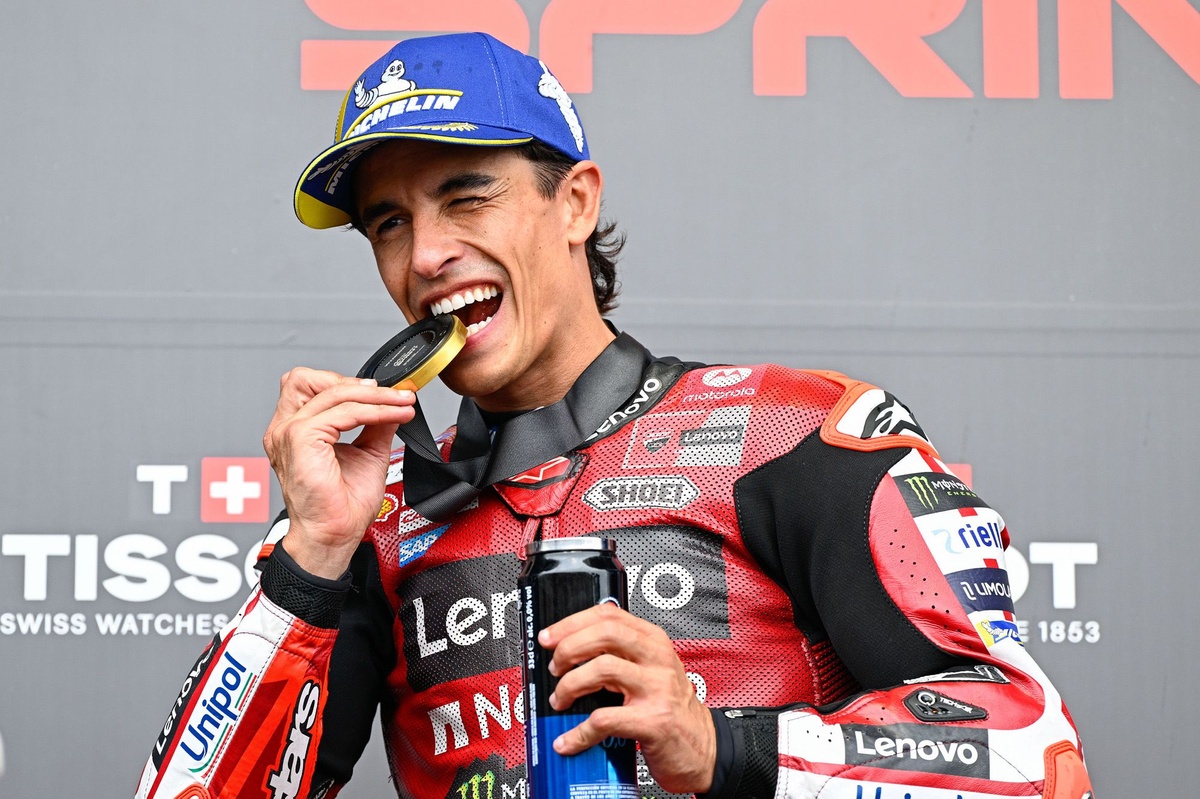 Marquez past aanpak aan en start late strijd om MotoGP-titel