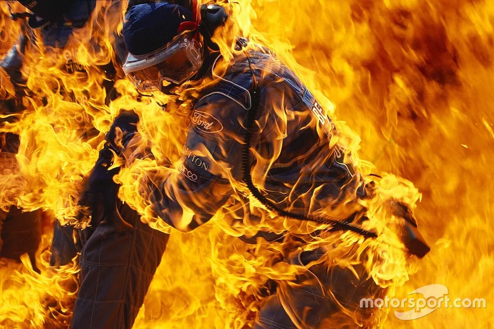 Fuego durante la parada en boxes de Jos Verstappen, Benetton B194 Ford