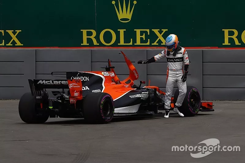 Fernando Alonso, McLaren, immobilis&eacute; en piste