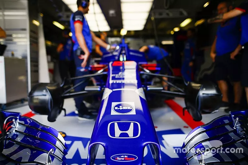 Les ing&eacute;nieurs et la voiture de Brendon Hartley, Toro Rosso STR13, au garage