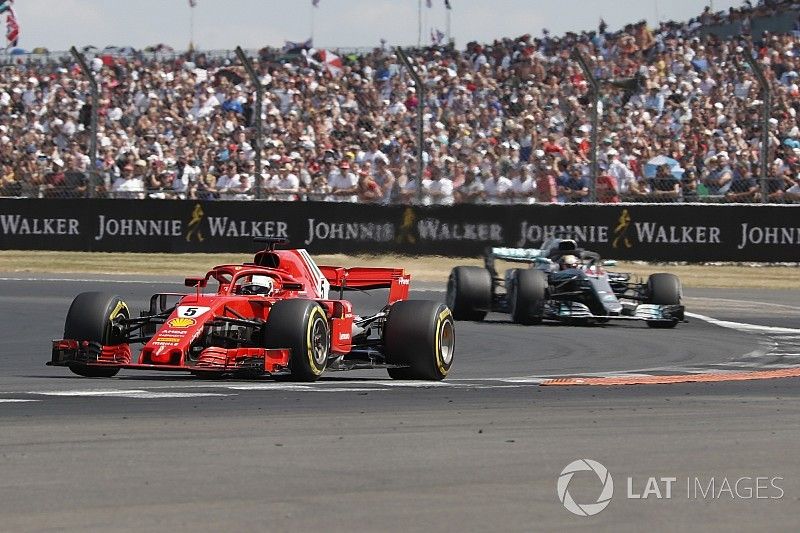 Sebastian Vettel, Ferrari ahead of Lewis Hamilton, Mercedes-AMG F1 W09