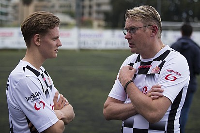 Häkkinen: „Alonso hihetetlen profi…”