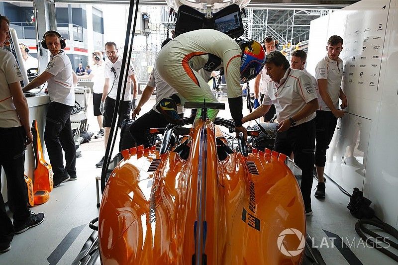 Fernando Alonso, McLaren, sube a su auto