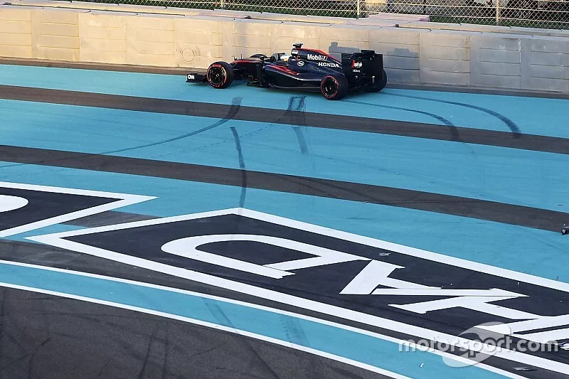 Fernando Alonso, McLaren MP4-30, sufre un accidente al principio de la carrera