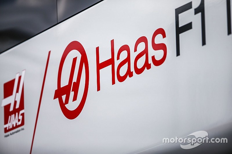 Megérkeztek a Haas fekete-arany kamionjai az F1-es tesztre
